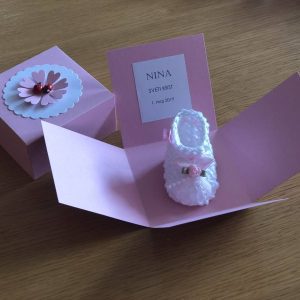 Kvačkani konfeti za krst - copatek belo roza z unikatno embalažo