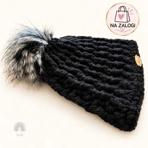 Ročno kvačkana zimska kapa s cofom – črna - slika 2