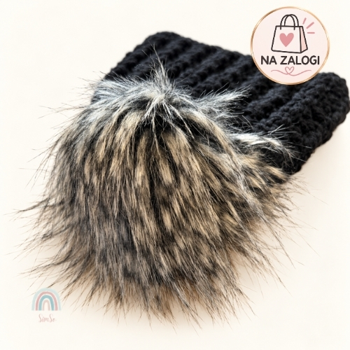 Ročno kvačkana zimska kapa s cofom – črna - slika 3
